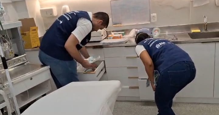 Polícia Civil e Vigilância Sanitária interditam clínica de estética em shopping na Barra da Tijuca após receberem informações do Disque Denúncia